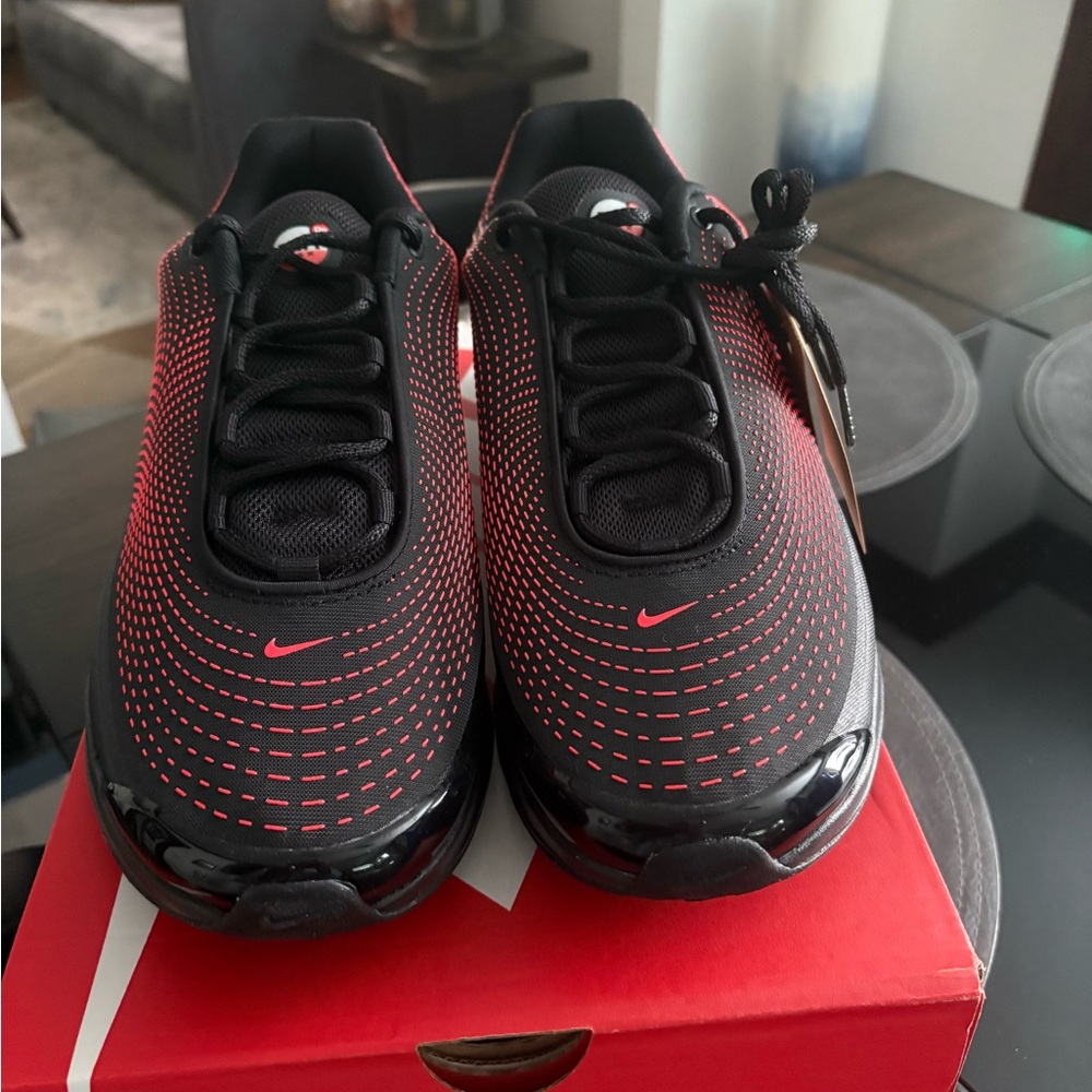 Nike Men's Black and Red Sneakers